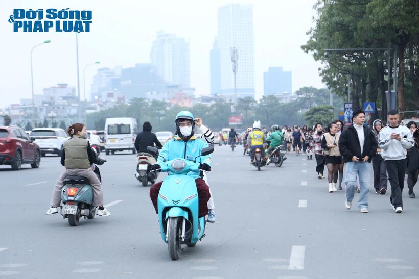 Lượng người đổ về vô cùng đông đúc và náo nhiệt.