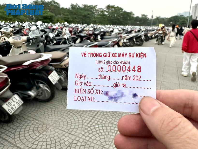 Theo ghi nhận, giá vé gửi xe tối 9/12 là 50.000 đồng/xe.