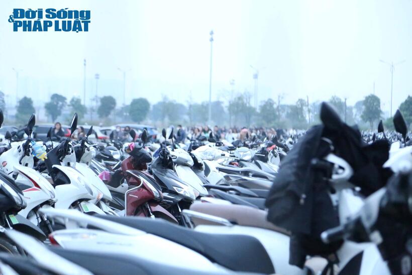 Lượng xe máy lên đến hàng nghìn xe.