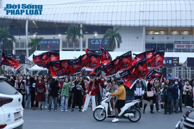 Tại concert 3 tối 7/12, nhiều sự cố không mong muốn đã xảy ra khiến Ban tổ chức (BTC) chương trình phải lên tiếng xin lỗi khán giả. Ngay khi nhận thấy được tình huống, ekip đã lập tức thực hiện các biện pháp xử lý tại hiện trường và tiếp tục các bước tiếp theo cho đến hiện tại nhằm đem đến trải nghiệm tốt nhất cho những khán giả đã chọn yêu quý Anh trai "say hi" và 30 anh trai. Chúng tôi vẫn mong nhận được các góp ý chân thành đến với chương trình để hoàn thiện hơn trong công tác tổ chức và phục vụ Quý khán giả một cách tốt nhất", BTC Anh trai “say hi” cho biết trên fanpage.