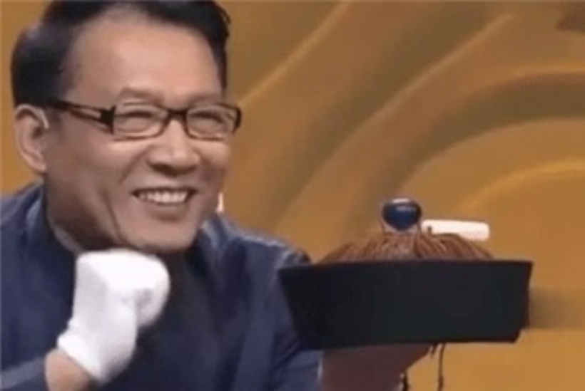 Chàng trai trẻ cho biết chiếc mũ này là do cụ tổ của mình (ông nội của ông nội) để lại cho con cháu. Ảnh: New