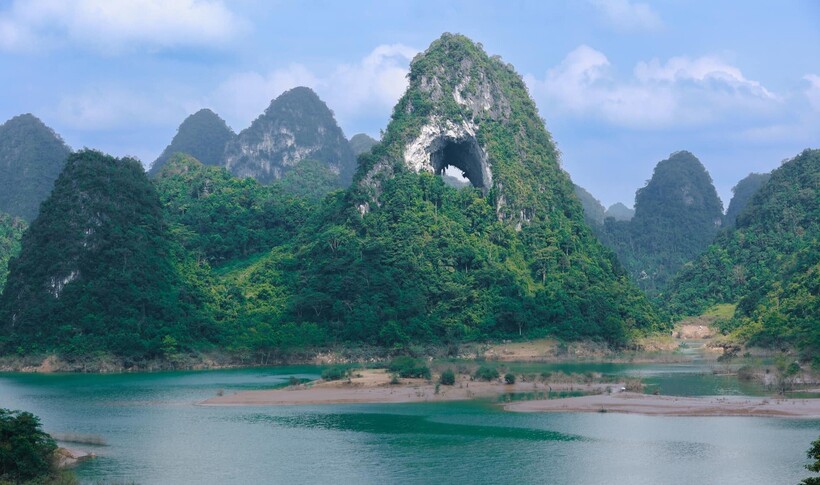 Núi Mắt Thần là điểm đến thu hút đông đảo du khách ở Cao Bằng