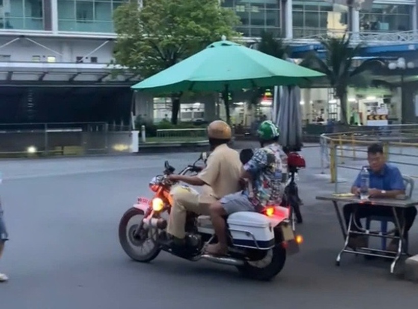 Hình ảnh CSGT TP.HCM chở 2 cha con đến bệnh viện cấp cứu. Ảnh: Thanh Niên