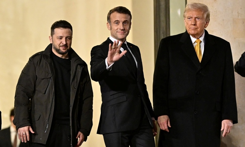 Tổng thống Ukraine Volodymyr Zelensky gặp Tổng thống Pháp Emmanuel Macron và Tổng thống đắc cử Mỹ Donald Trump tại Điện Élysée (Pháp). Ảnh: Getty Images/ Guardian