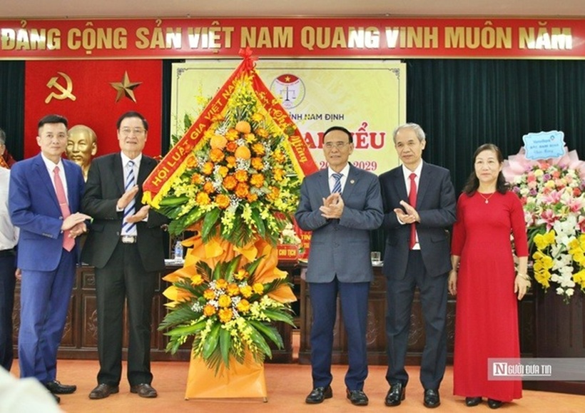 TS. Nguyễn Văn Quyền tặng hoa chúc mừng đoàn chủ tịch. Luật gia Đoàn Văn Hùng (đứng thứ 2 từ bên phải qua) được bầu làm Chủ tịch Hội Luật gia tỉnh Nam Định nhiệm kỳ 2024-2029.