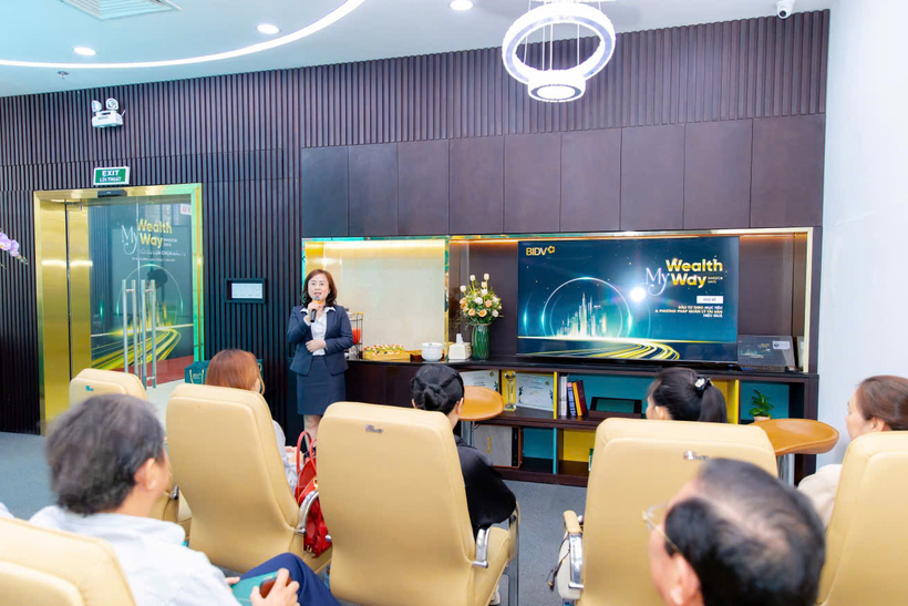 Đại diện BIDV chia sẻ với các khách hàng trong sự kiện