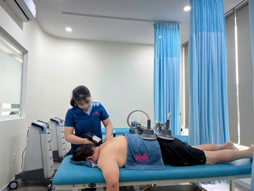 Massage không thể điều trị bệnh lý đau cổ vai gáy, mà phải dùng các điều trị chuyên sâu. Ảnh minh hoạ