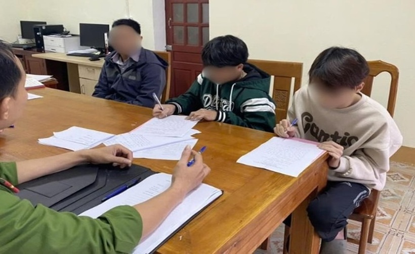 Công an làm việc với nhóm thanh thiếu niên. (Ảnh: Công an)