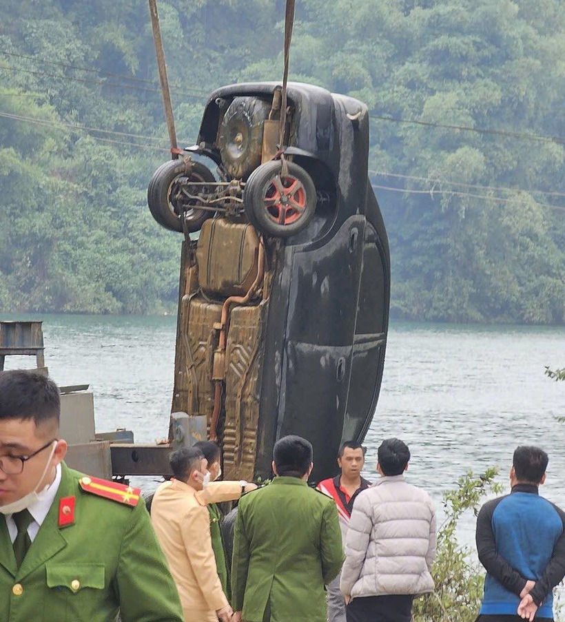 Lực lượng chức năng trục vớt xe ô tô dưới lòng hồ thủy điện Hòa Bình. (Ảnh: Công an huyện Mai Châu)