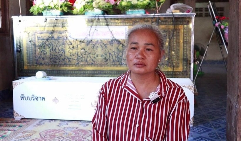 Mẹ của Ping Chayada, bà Chantakarn, đau lòng trước sự ra đi đột ngột của con gái. Ảnh: Khaosod