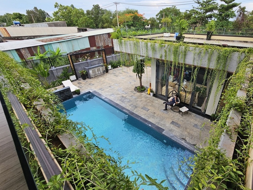 Căn villa rộng 1.200m2 của gia đình ca sĩ Quách Thành Danh nằm ở xã Phạm Văn Hai (huyện Bình Chánh, TP.HCM), cách trung tâm thành phố khoảng 27km.