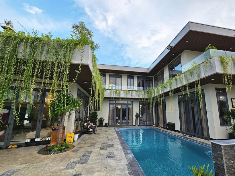 Được biết, nam ca sĩ mua đất từ nhiều năm trước, sau đó quyết định xây nhà làm nơi tổ chức đám cưới với bà xã Bảo Ngọc sau 11 năm bên nhau.