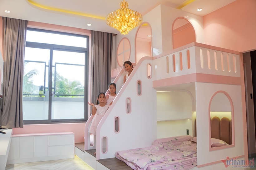 Phòng ngủ của 3 con gái của Quách Thành Dang có tông màu chủ đạo là trắng và hồng.