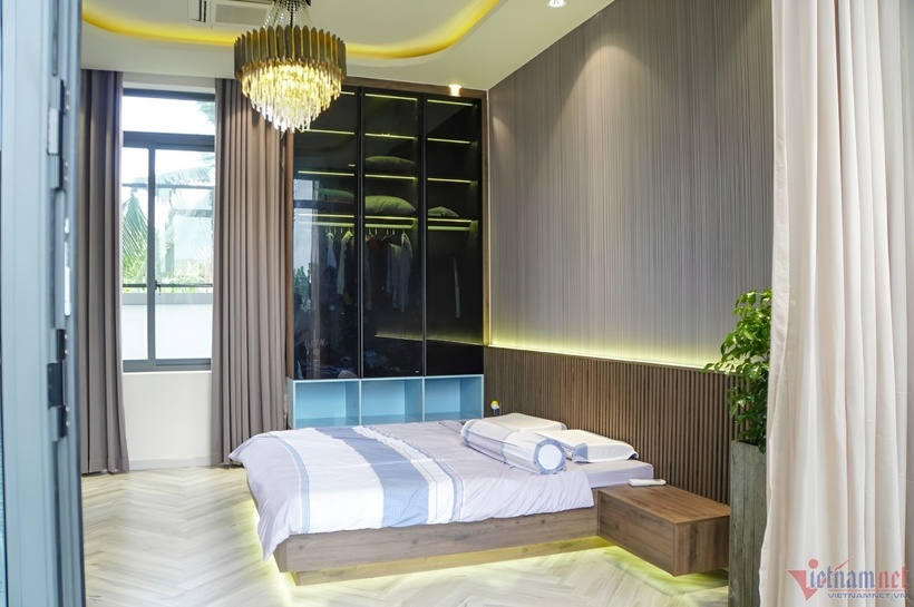 Phòng ngủ của con trai nam ca sĩ thiết kế theo phong cách đơn giản với tông màu trầm hơn.