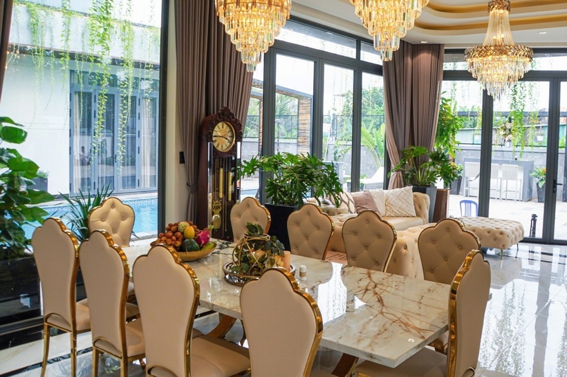Bên cạnh các không gian chức năng và phòng thờ, Quách Thành Danh tận dụng không gian trống làm khu giải trí cho các con thay vì xây thêm phòng.