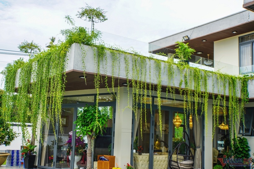 Cơ ngơi này có giá trị ước tính 35 tỷ đồng, trong đó riêng mảnh đất khoảng 20 tỷ đồng. Quách Thành Danh tiết lộ căn nhà được khởi công xây dựng từ tháng 10/2022. Trong thời gian này, anh chủ yếu quản lý từ xa, thỉnh thoảng mới về giám sát trực tiếp.