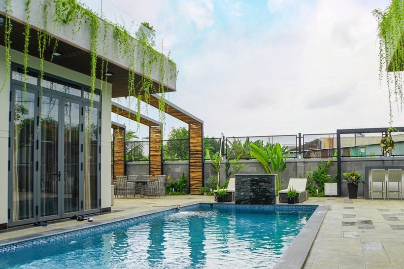 Villa bao gồm khu nhà chính, sân trước và vườn sau. Quách Thành Danh cho thiết kế hồ bơi, hồ cá, vườn cây ăn quả và khu vực nuôi thú cảnh, gia cầm để các con có không gian vui chơi.