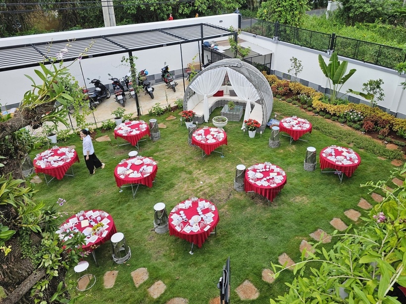 Khu vực sân trước từng được nam ca sĩ sử dụng để tổ chức tiệc tân gia.