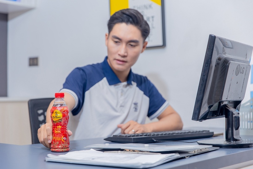 Nhiều người trẻ chọn cách thanh lọc, làm mát cơ thể với Trà Dr Thanh để “hạ nhiệt” sức nóng khi làm ngày, cày đêm dịp cuối năm.