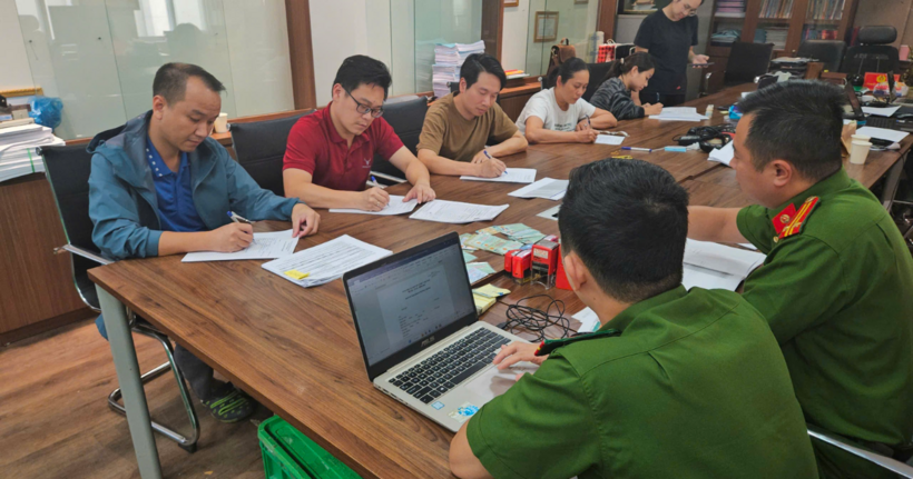 Các đối tượng tại cơ quan công an.