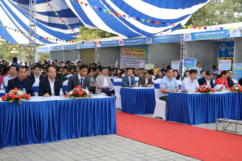 Các đại biểu tham dự Ngày hội Tư vấn việc làm, học nghề tỉnh Điện Biên năm 2024