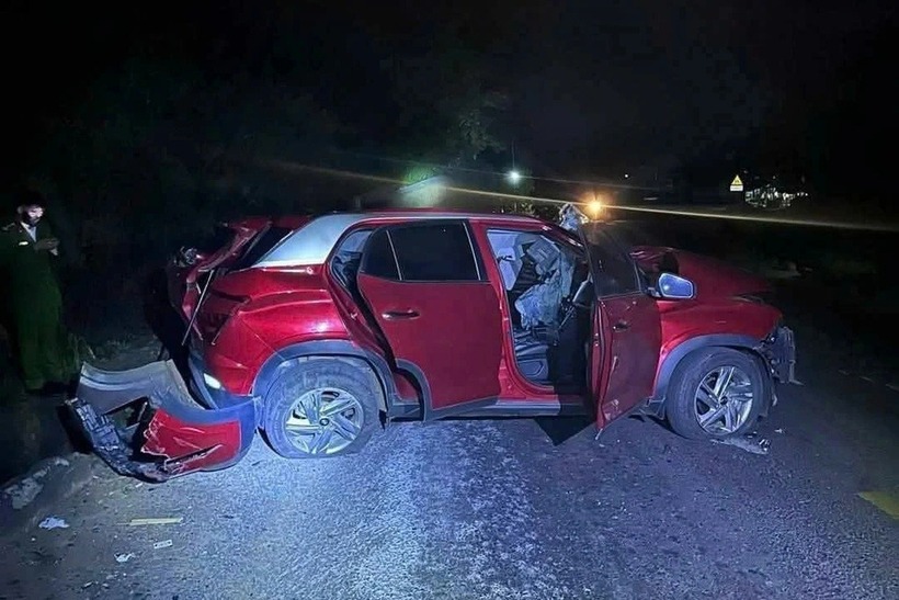 Chiếc ô tô do Chủ tịch UBND xã Ea Wy điều khiển bị tông bẹp dúm. (Ảnh: Dân trí)