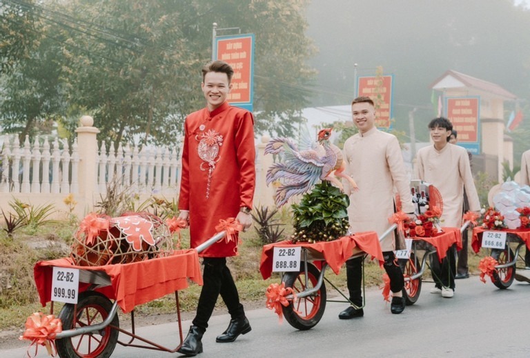 Chú rể được sự giúp sức của anh trai cô dâu đã phủ vải đỏ, làm biển số đẹp, thắt nơ… lên 10 chiếc xe. Ảnh: Vietnamnet.