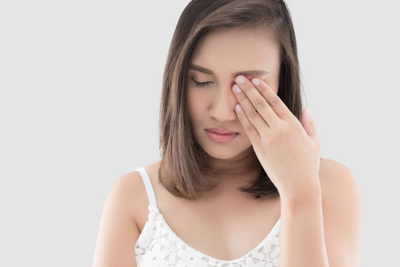 Tình trạng khô mắt kéo dài có thể dẫn đến giảm thị lực