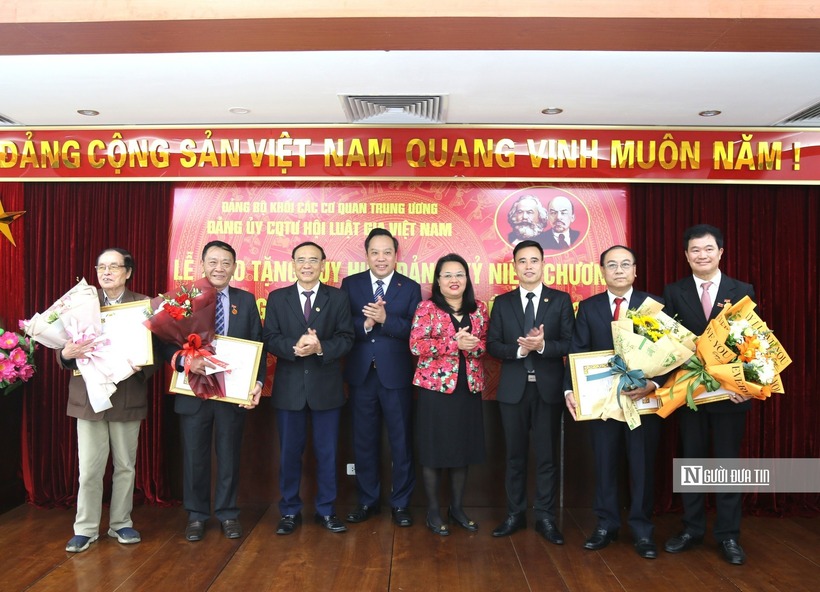 Trao Huy hiệu 40 năm, 30 năm tuổi đảng và tặng hoa chúc mừng cho các đảng viên.