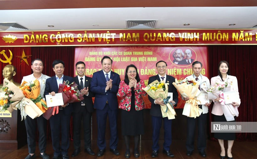 Trao kỷ niệm chương vì sự nghiệp tuyên giáo và tặng hoa chúc mừng các đảng viên.