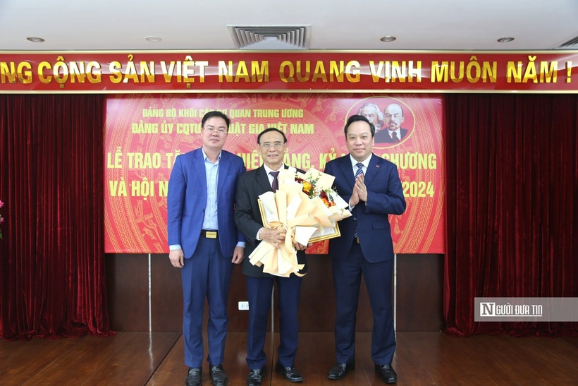 Trao tặng kỷ niệm chương vì sự nghiệp xây dựng Đảng ủy khối các cơ quan Trung ương cho đồng chí Nguyễn Văn Quyền – Bí thư Đảng đoàn, Chủ tịch Hội Luật gia Việt Nam.
