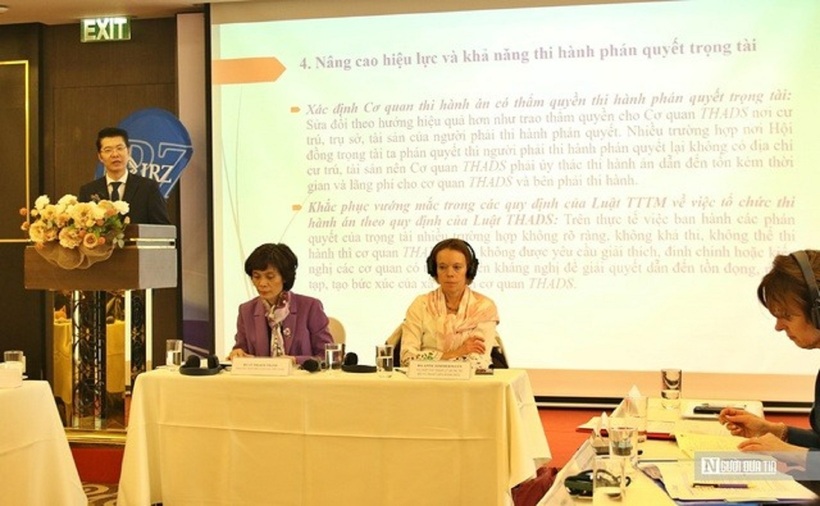 Luật gia Lê Thị Kim Thanh – Uỷ viên Đảng đoàn, Phó Chủ tịch Hội Luật gia Việt Nam và bà Anne Zimmermann - Vụ trưởng Vụ Hợp tác quốc tế về pháp luật, Bộ Tư pháp Liên bang - CHLB Đức chủ trì hội thảo.