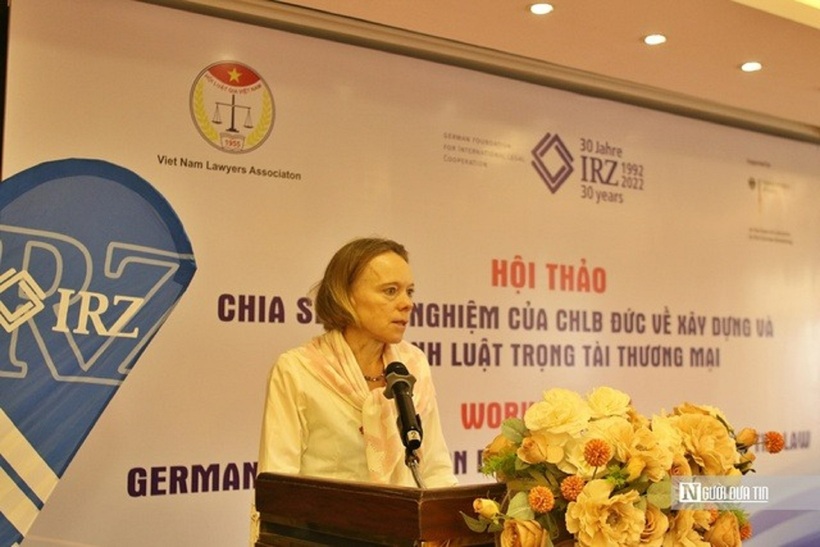 Bà Anne Zimmermann phát biểu tại hội thảo.