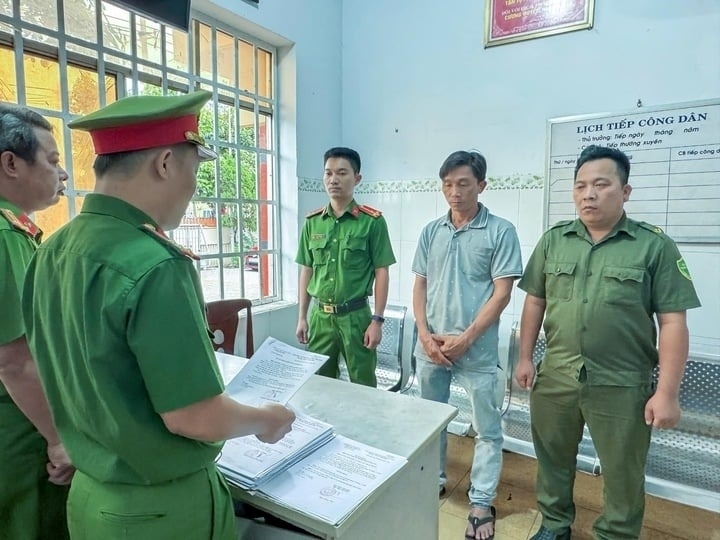 Công an đọc quyết định khởi tố bị can Võ Ngọc Khánh. Ảnh: VTC News