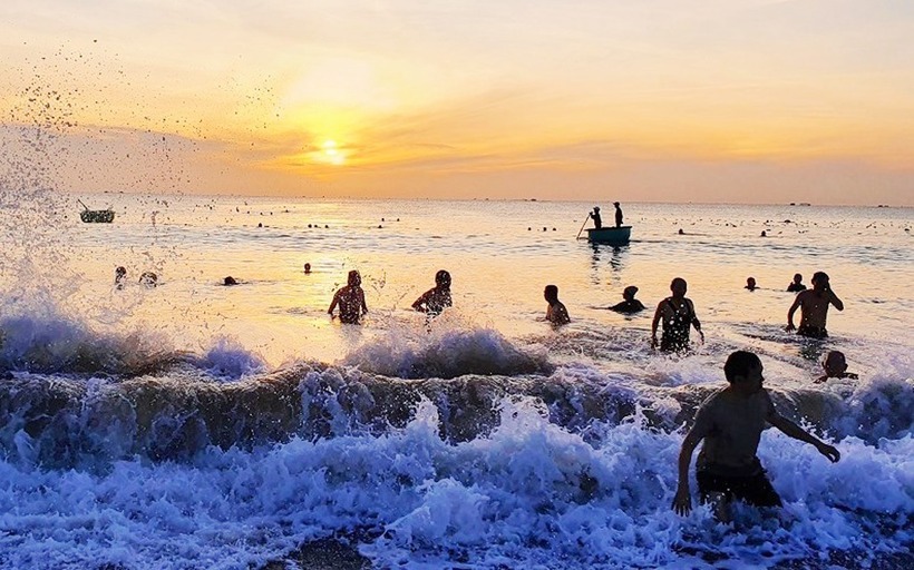 Nên tắm biển vào sáng sớm hoặc chiều muộn