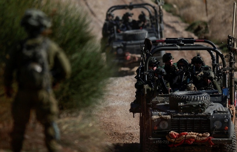 Binh sĩ Israel di chuyển trên xe quân sự khi họ tập trung gần ranh giới ngừng bắn giữa Syria và Cao nguyên Golan (do Israel kiểm soát) ngày 9/12. Ảnh: Reuters
