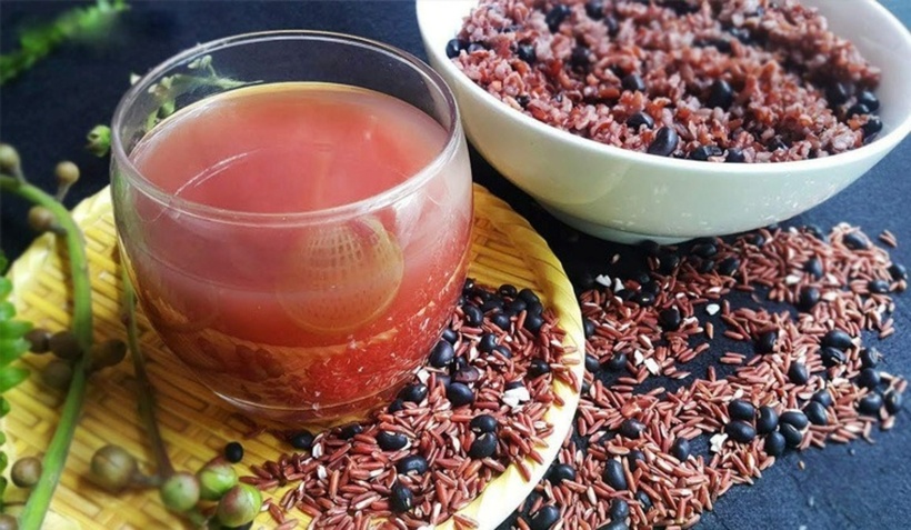 Uống nước gạo lứt vào buổi sáng sẽ giúp bạn có ngày mới khỏe mạnh, giúp hạ đường huyết, dưỡng thận, mát gan và làm sạch ruột hiệu quả. Ảnh minh họa