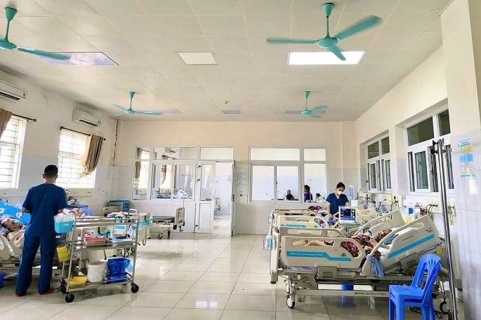 Bệnh nhân được điều trị tích cực tại Trung tâm Y tế thành phố Đông Triều. Ảnh: Pháp luật và Xã hội