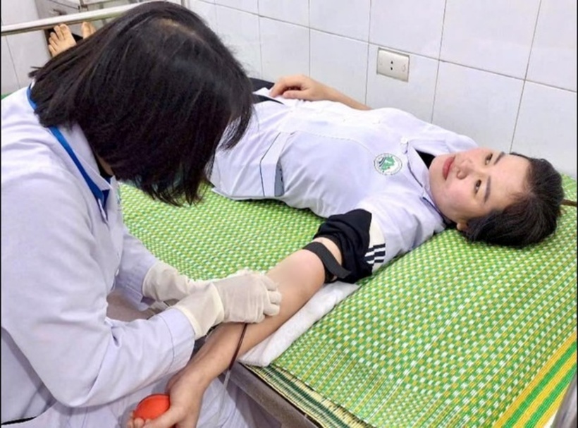 Nữ hộ sinh Nguyễn Thị Hằng hiến máu cứu sản phụ. Ảnh: Sức Khỏe & Đời Sống