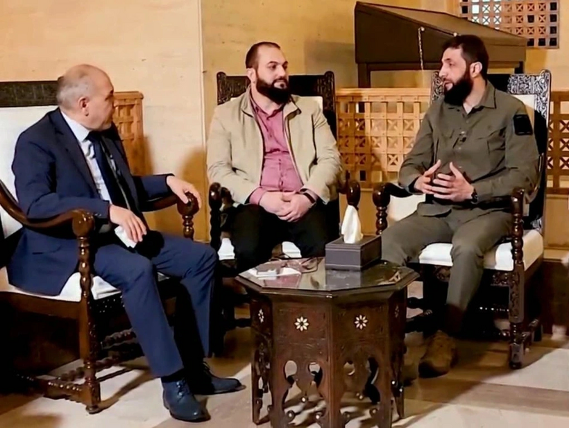 Từ trái sang: Thủ tướng Syria Mohammed al-Jalali, một nhân vật chưa xác định, thủ lĩnh HTS Abu Mohammad al-Jolani. (Ảnh: Getty)