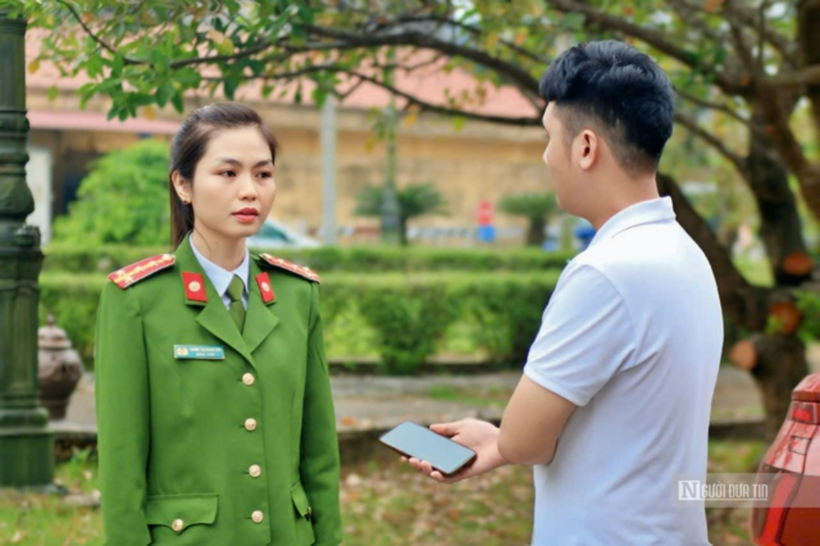 Đại uý Trần Thị Ngọc Hà trao đổi với phóng viên Người Đưa Tin.