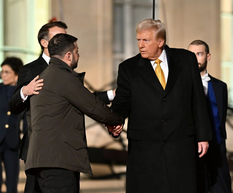 Tổng thống Ukraine Volodymyr Zelensky trong cuộc gặp mặt Tổng thống Pháp Emmanuel Macron và Tổng thống đắc cử Mỹ Donald Trump hôm 7/12 tại Paris. Ảnh: Getty