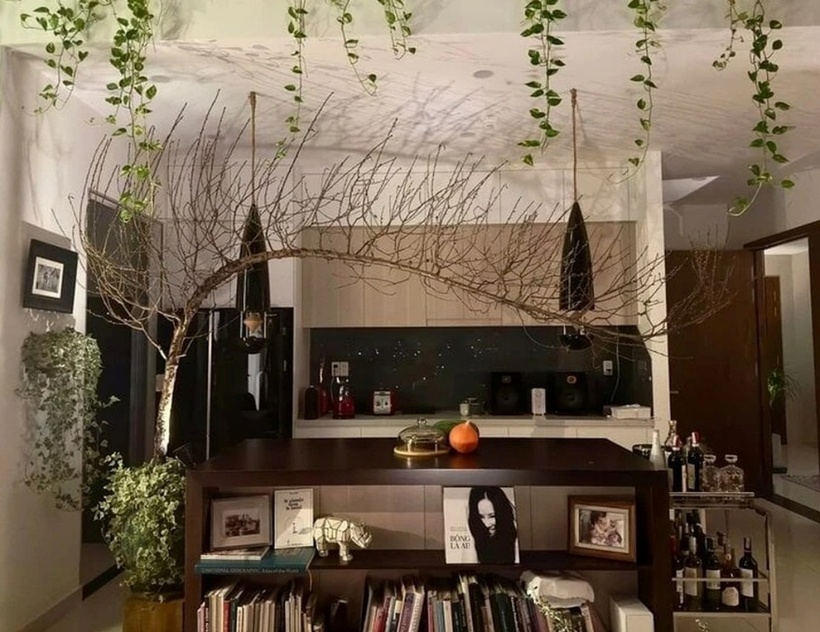 Phòng khách có diện tích khá rộng và thông với khu bếp.