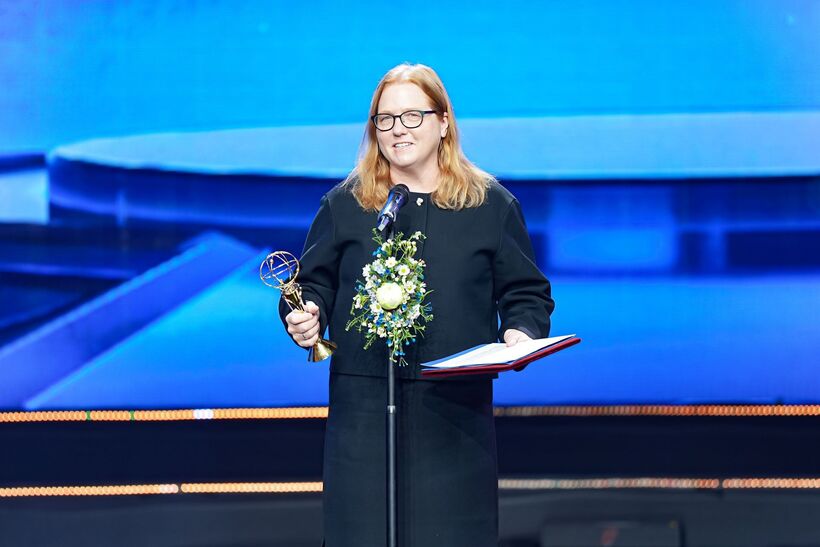 GS. Kristi S. Anseth gửi lời cảm ơn tới sự đồng hành của người chồng và con gái ngay trên sân khấu lễ trao giải VinFuture 2024