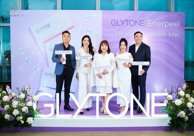 Bác sĩ Nguyễn Duy Hải, Dược sĩ Thoại Khanh, Bác sĩ Võ Thị Bạch Sương (từ trái qua phải) tới dự sự kiện của doanh nhân Thái Bình Minh.