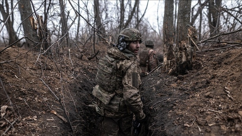 Binh lính Ukraine đua nhau tháo chạy khỏi pháo đài Kurakhovo. Ảnh: Reuters