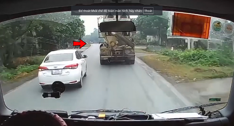 Rất may mắn là vụ va chạm không gây thiệt hại về người. Ảnh cắt từ clip