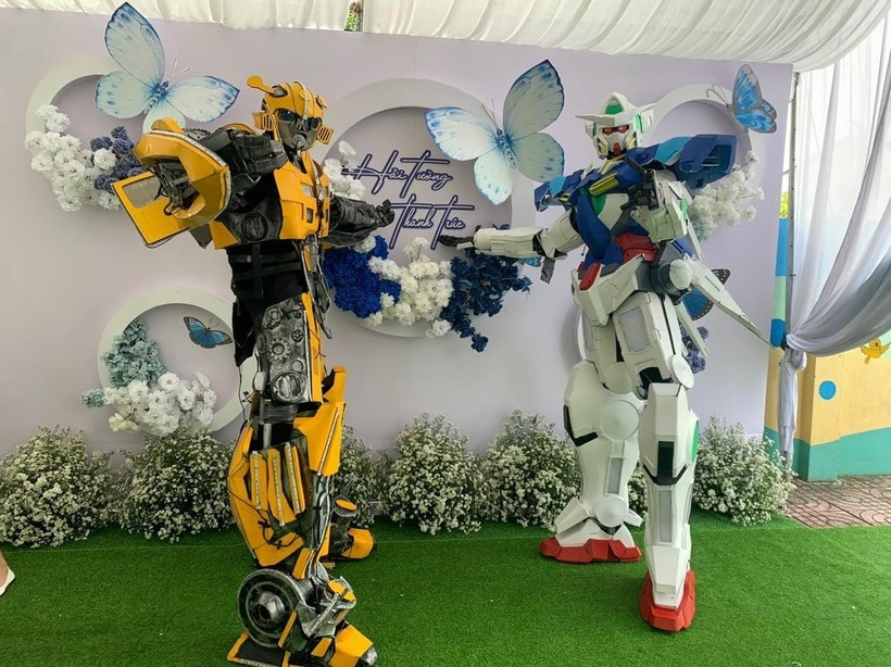 Những con robot này không chỉ là vật trang trí mà còn có thể cử động y như người thật. Ảnh: Báo Dân trí.