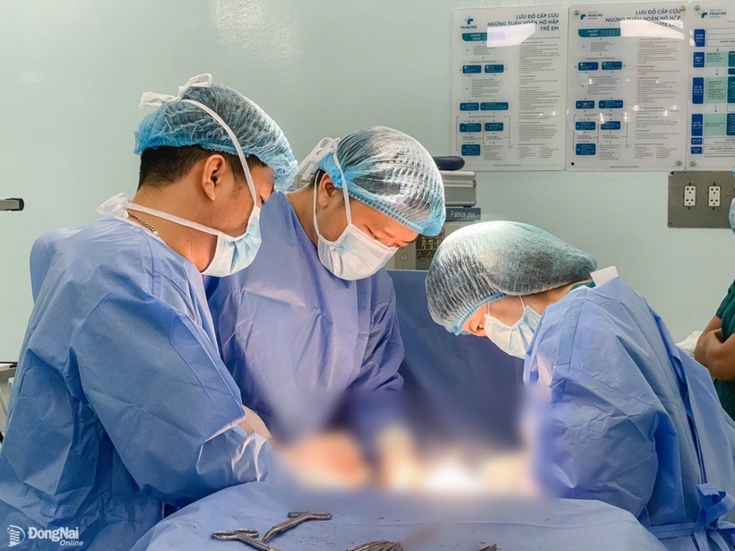 Trong quá trình phẫu thuật, các bác sĩ phát hiện khối u xơ không chỉ lớn mà còn lan tràn, chiếm gần như toàn bộ mô lành của tử cung. Ảnh: Báo Đồng Nai