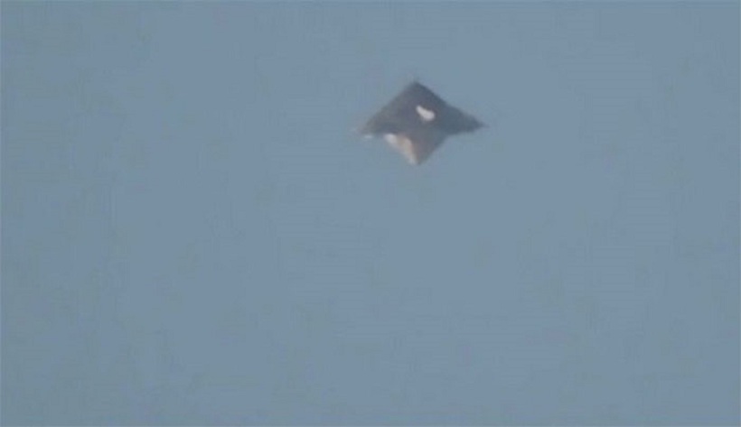 Một UFO hình kim tự tháp màu đồng xuất hiện trên bầu trời thành phố Sao Paulo của Brazil. Ảnh: Metro